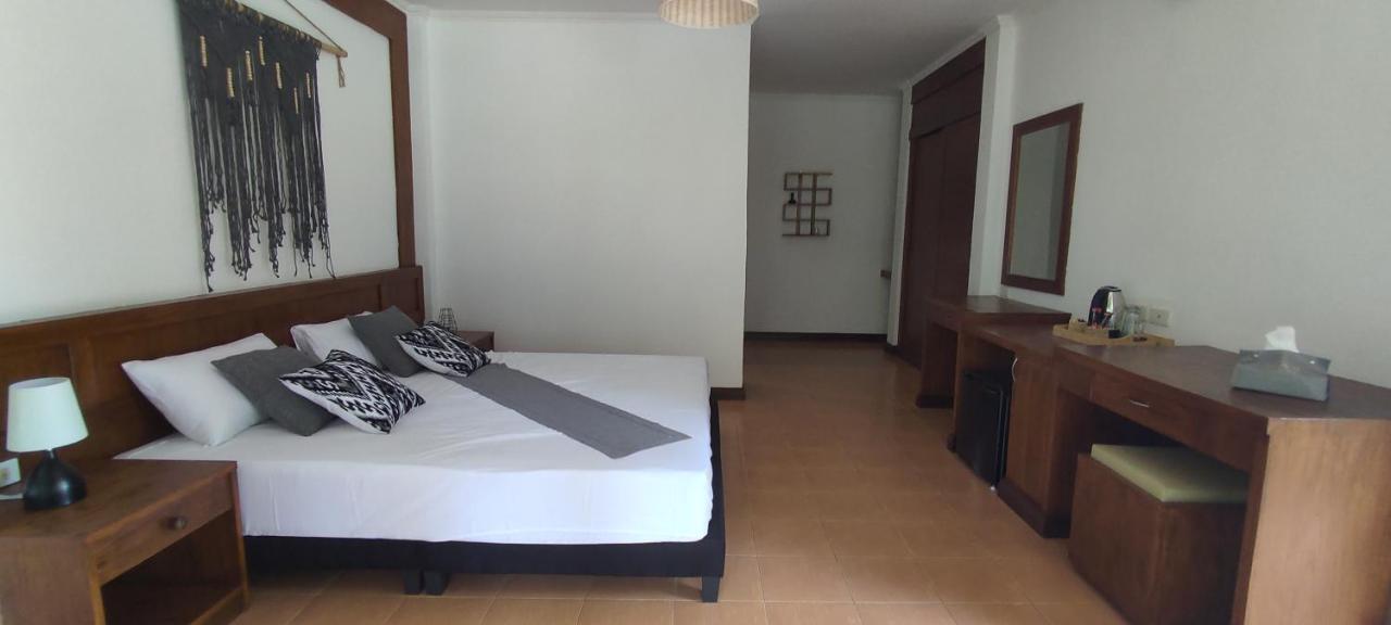 Red Pearl Beach Resort Csaloklum Kültér fotó