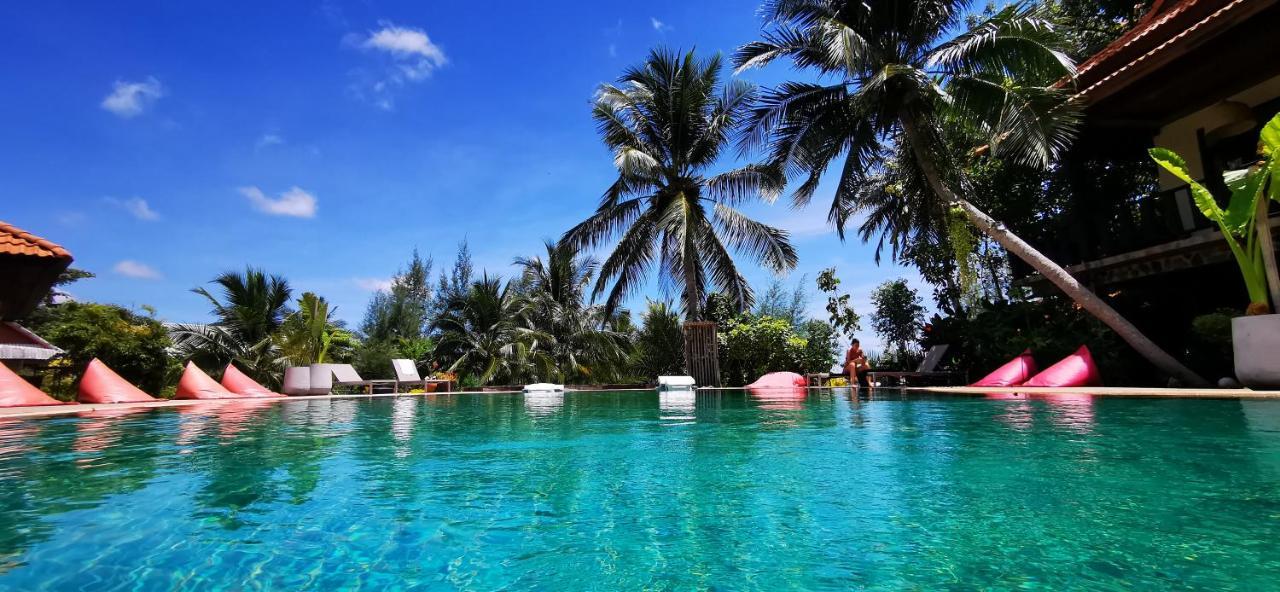 Red Pearl Beach Resort Csaloklum Kültér fotó